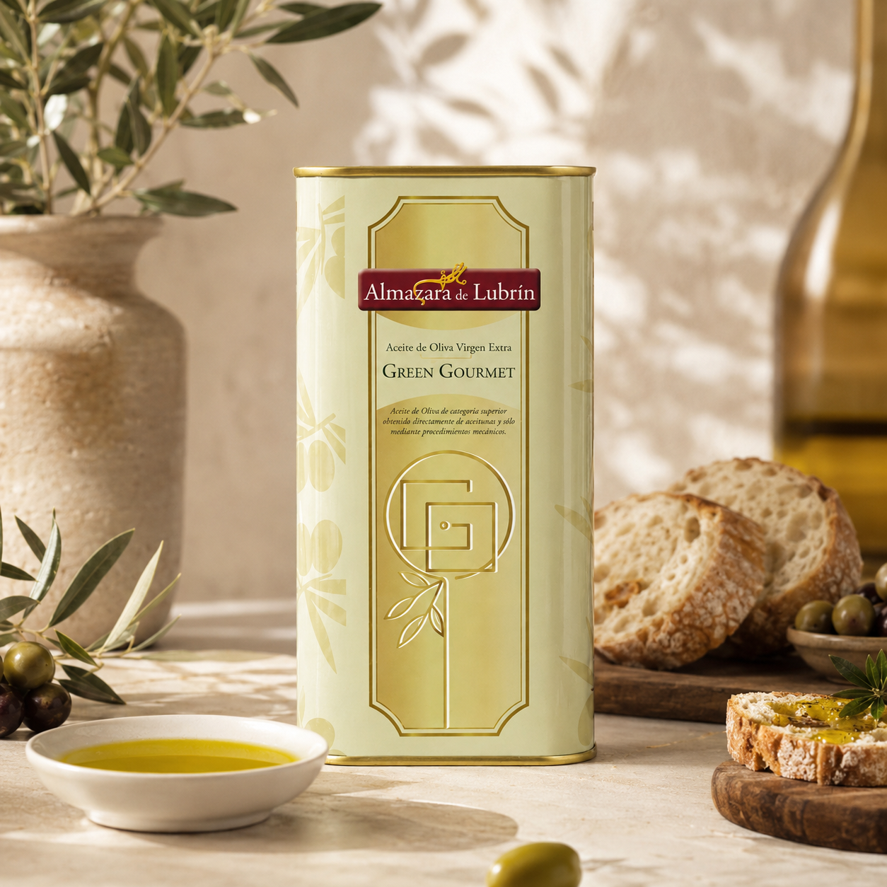 Ulei de măsline extravirgin Almazara de Lubrín Green Gourmet 1L servit cu pâine artizanală, măsline și ulei de măsline