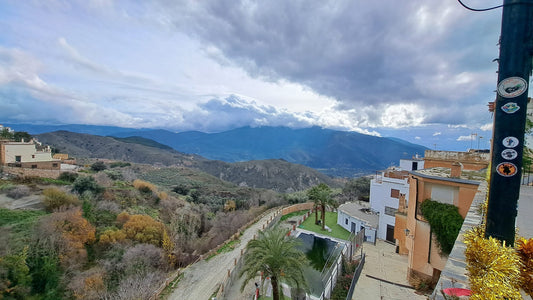 Descoperă Soportújar: satul unde vrăjitoarele „ies la pensie” în Alpujarra