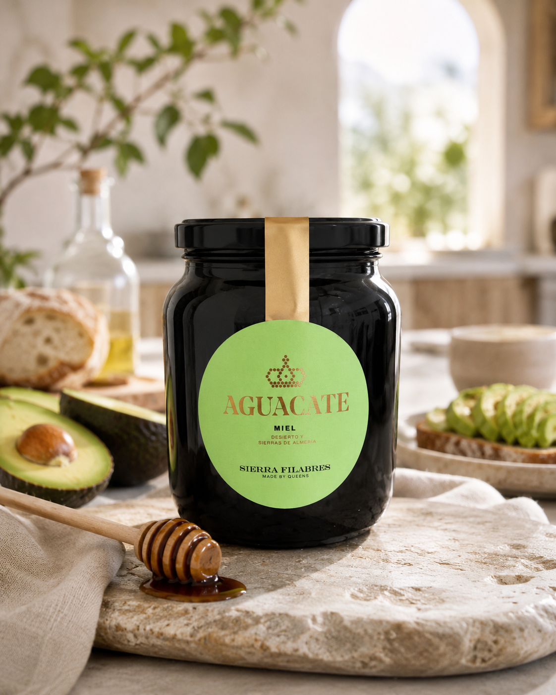 Miere de aguacate Sierra Filabres servită cu avocado, pâine artizanală și miere
