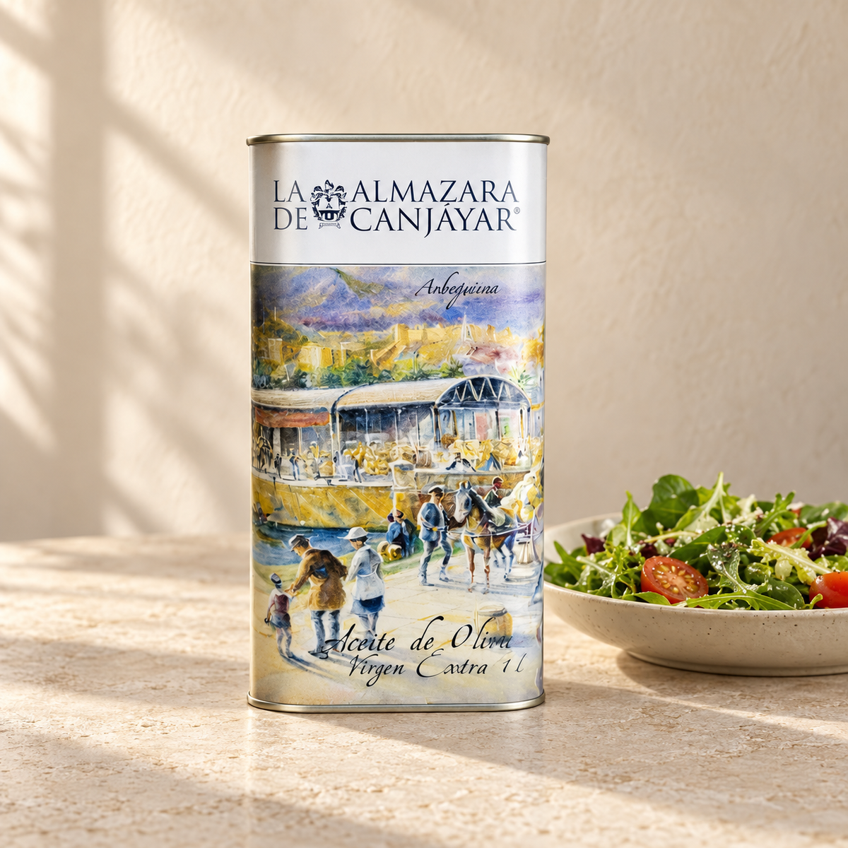Ulei de măsline extravirgin Arbequina La Almazara de Canjáyar, 1L, pe o masă crem, lângă o salată proaspătă.