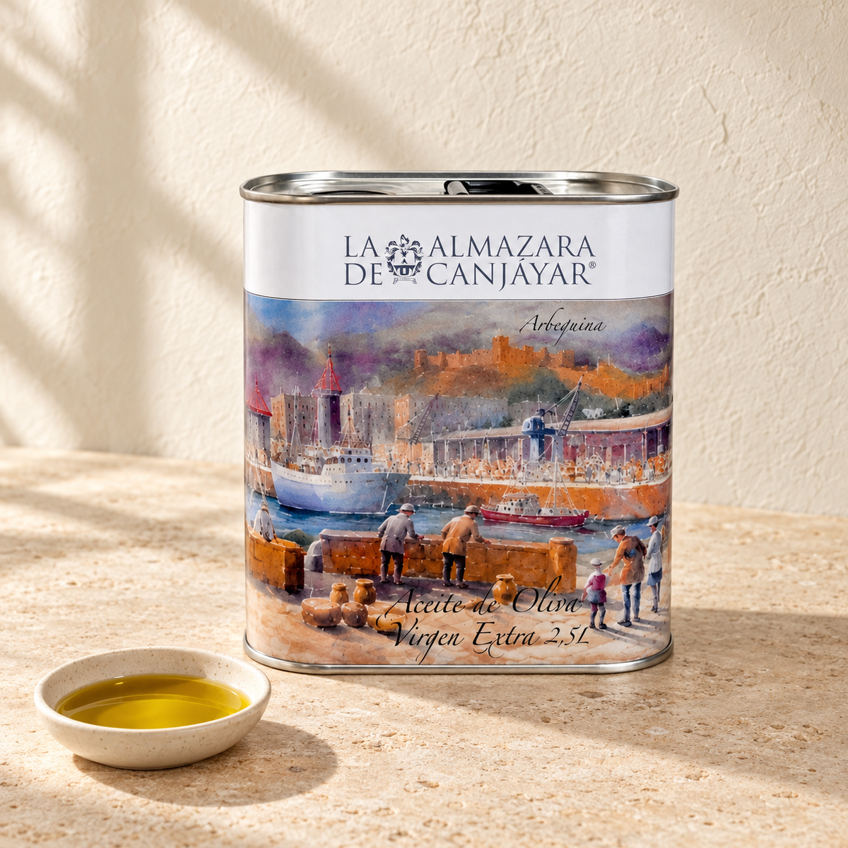 Ulei de măsline extravirgin Arbequina La Almazara de Canjáyar, 2,5L, pe o masă din piatră bej, lângă un bol cu ulei.