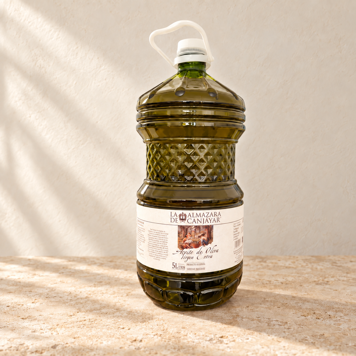Bidon de ulei de măsline extravirgin La Almazara de Canjáyar, 5L, pe o masă din piatră bej, cu fundal crem.